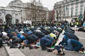 valiente manifestación anti islamista en Suecia, Gran bretaña se baja los pantalones Muslims+in+germany