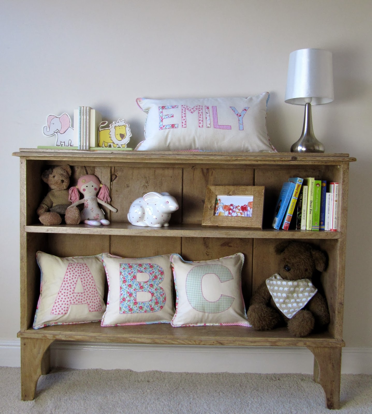 ByElsieB: Nursery decorating idea: shelf display