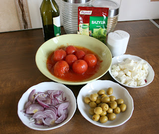 Spaghetti z pomidorami i serem feta.