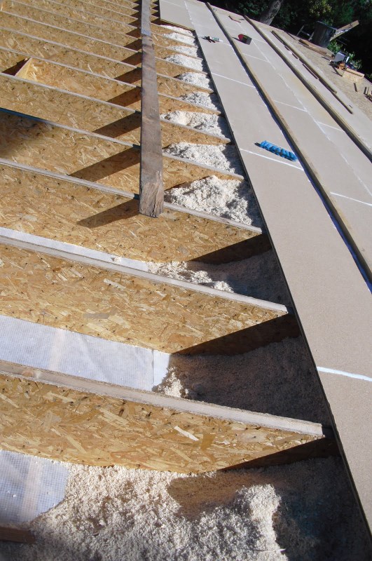 Notre Maison "La Catiche" Isolation du toit copeaux de bois.