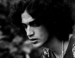 Caetano Veloso declara: "Mi edad es de 15 años, el resto son marcos exteriores que no me dicen nada, como ese número 70 que anda circulando por ahí..."