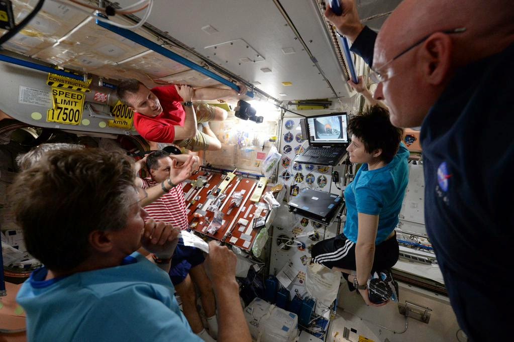 Astronautas viendo el despegue del Falcon X en un thinkpad