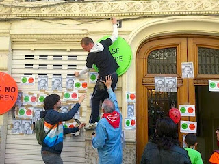 escrache en la casa de González Pons varios activistas hacen escrache en la casa de González Pons