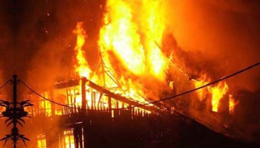rumah hangus terbakar Malam Tahun Baru; Ingat, Main Perempuan dan Petasan itu Berbahaya Nak!!!