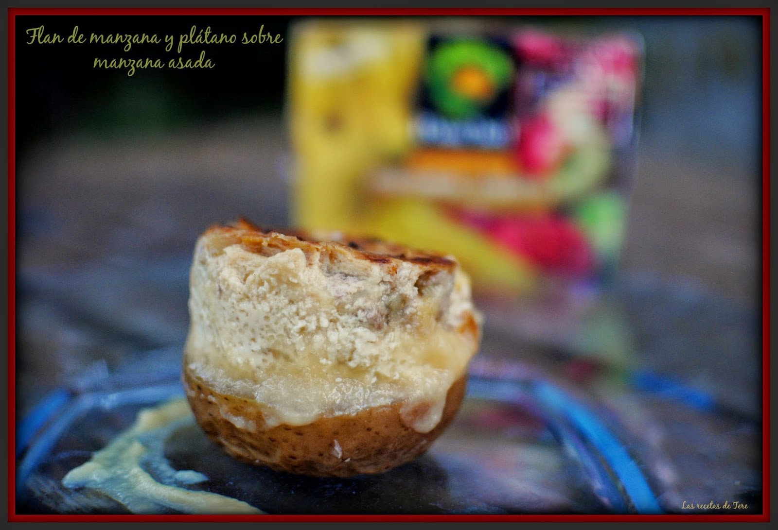 Flan de manzana y plátano sobre manzana asada.