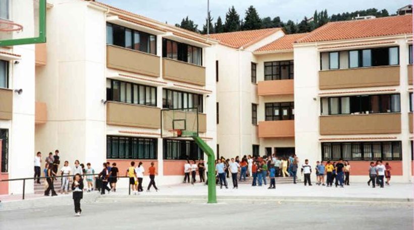 Χανιά: Μαθητές πήγαν στο σχολείο οπλισμένοι με σιδηρογροθιές, αλυσίδες και μαχαίρια Χανιά: Μαθητές πήγαν στο σχολείο οπλισμένοι με σιδηρογροθιές, αλυσίδες και μαχαίρια