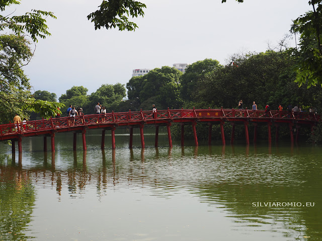 Il ponte sul lago Hoan Kiem