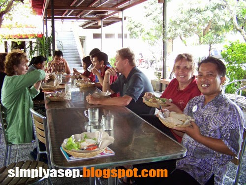 dengan staf IALF dan KangGuru