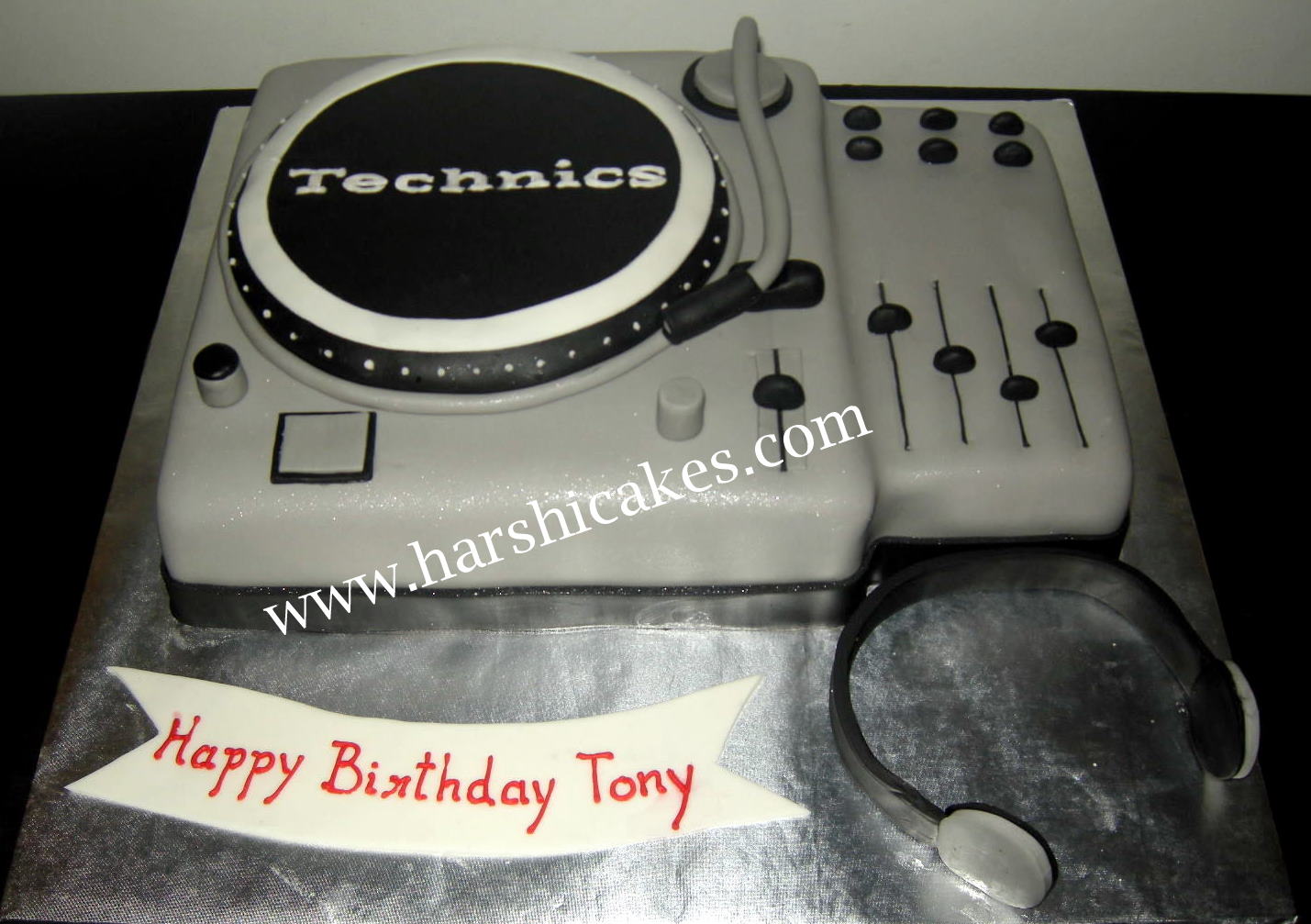 Harshi's Cakes & Bakes DJ Mixer Cake