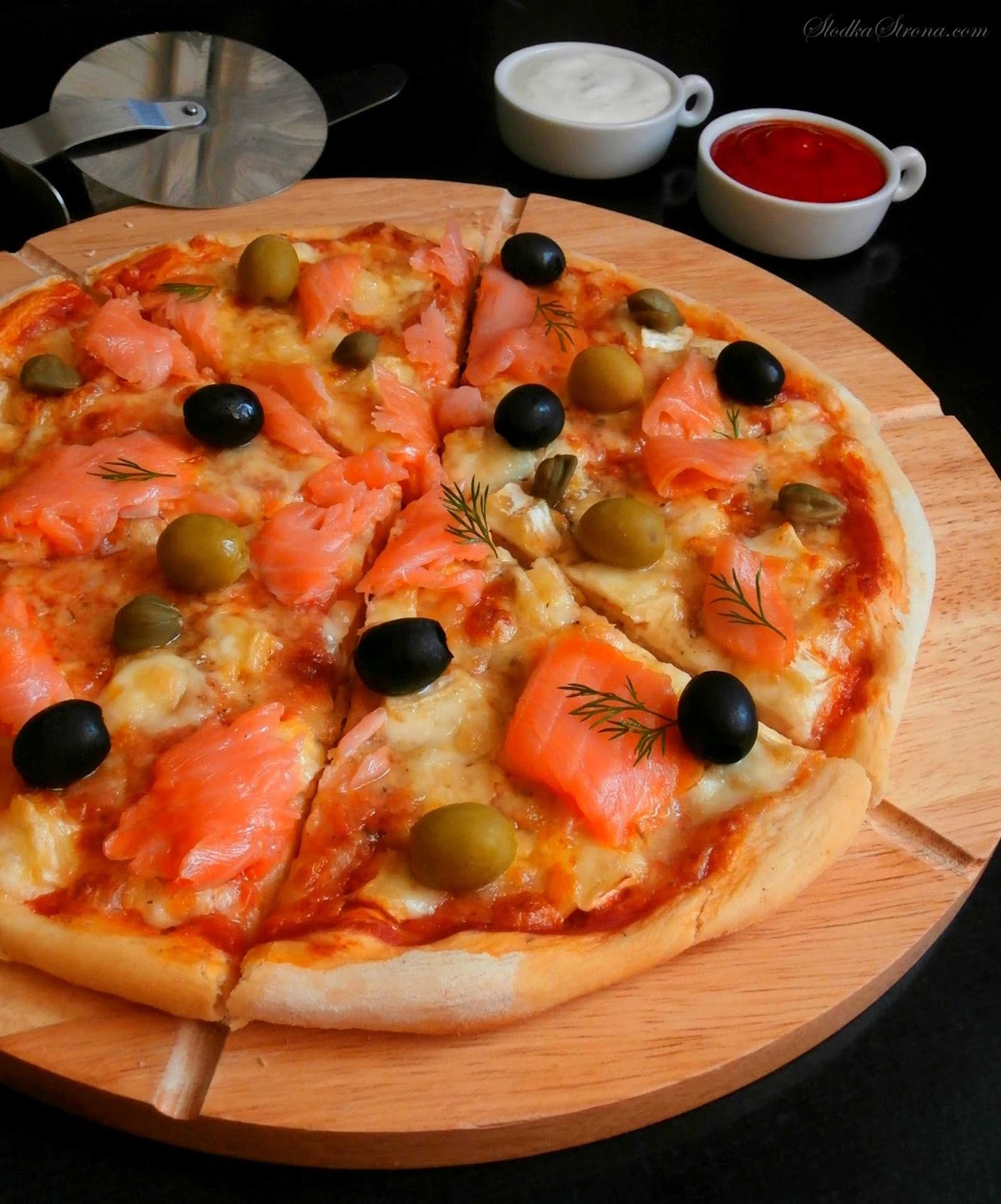 Domowa Pizza z Trzema Serami i Wędzonym Łososiem - Przepis - Słodka Strona