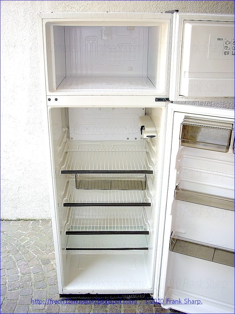 Under The Ice. REX (ELECTROLUX) IR023S YEAR 1990.