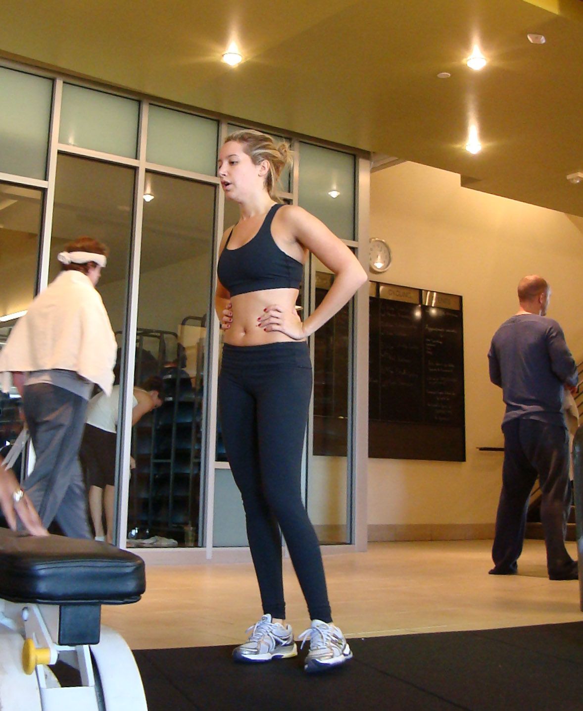 http://4.bp.blogspot.com/-Tv4XQ_NibMU/Ts3-mmUVauI/AAAAAAAAFDU/JKO8SBnJAuA/s1600/Ashley+Tisdale+working+out+a+gym+in+Los+Angeles-06.jpg