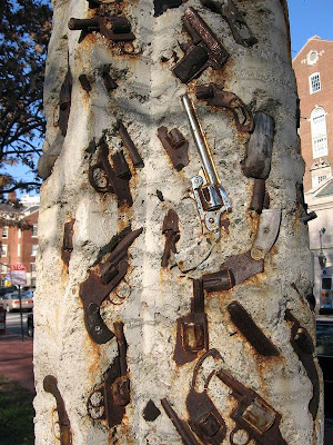 Totem feito de Armas por Boris Bally Totem feito de Armas por Boris Bally