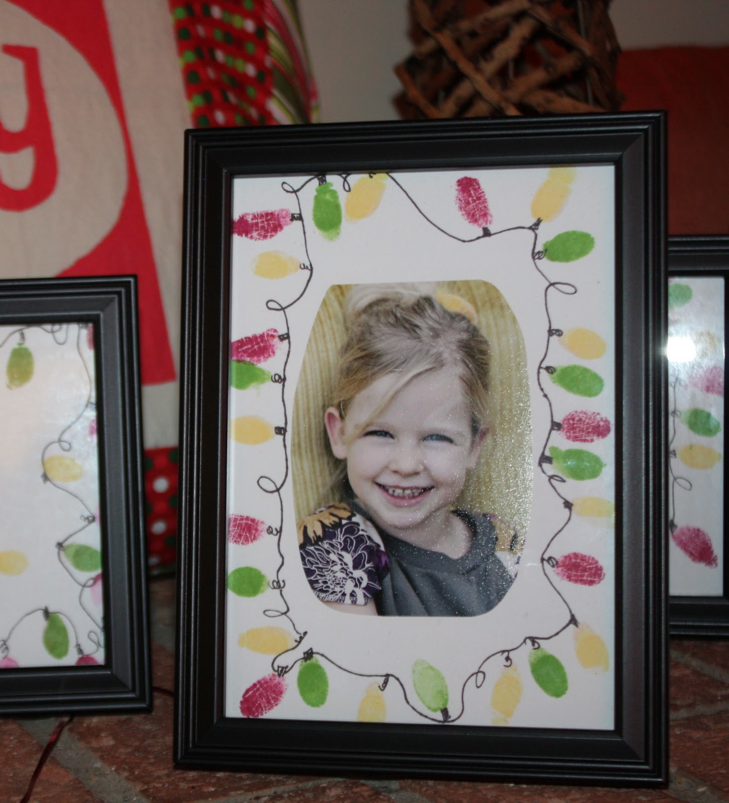 Sara vs. Sarah: Thumbprint Art - Christmas Lights Picture Tutorial