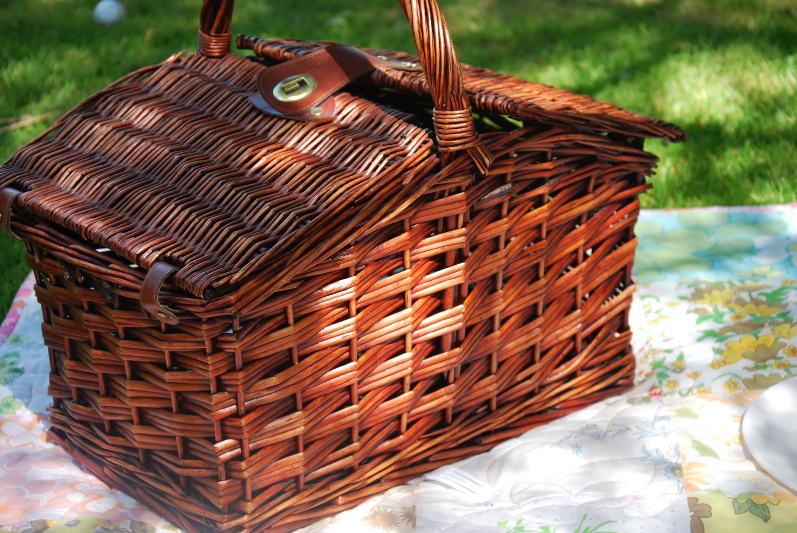 DEB ROBERTSON WRITES.... A Christmas Picnic Basket