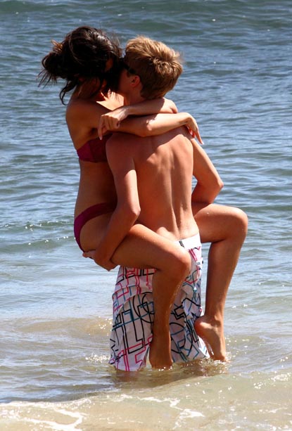 selena gomez justin bieber hawaii kiss. Justin Bieber and Selena Gomez