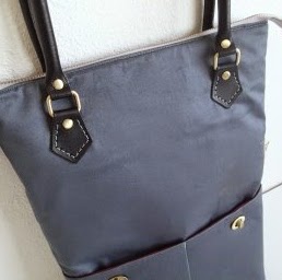 http://so-sew-easy.com/zipper-top-tote-free-bag-pattern/
