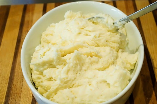http://thepioneerwoman.com/cooking/2007/11/delicious_creamy_mashed_potatoes/