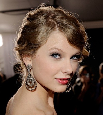 	taylor swift hairstyle, taylor swift makeup, hairstyles of 2011, taylor swift pictures, taylor swift taylor swift, taylor swift style, hairstyles	