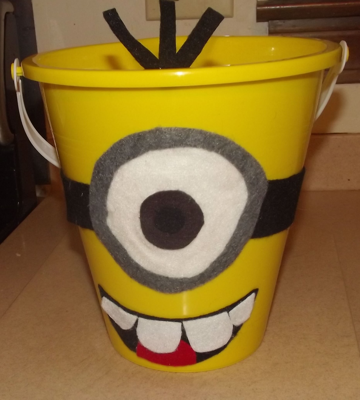 Hoyby Crafts Despicable Me Minion Popcorn Bucket