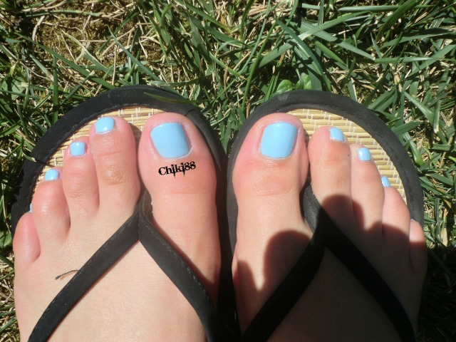 Nail art - Blue stripes - foto al sole