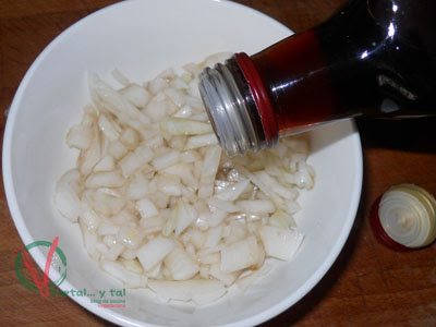 remojar la cebolla con vinagre.