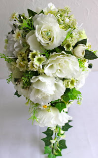 bouquet-cascata-rosas-brancas.jpg