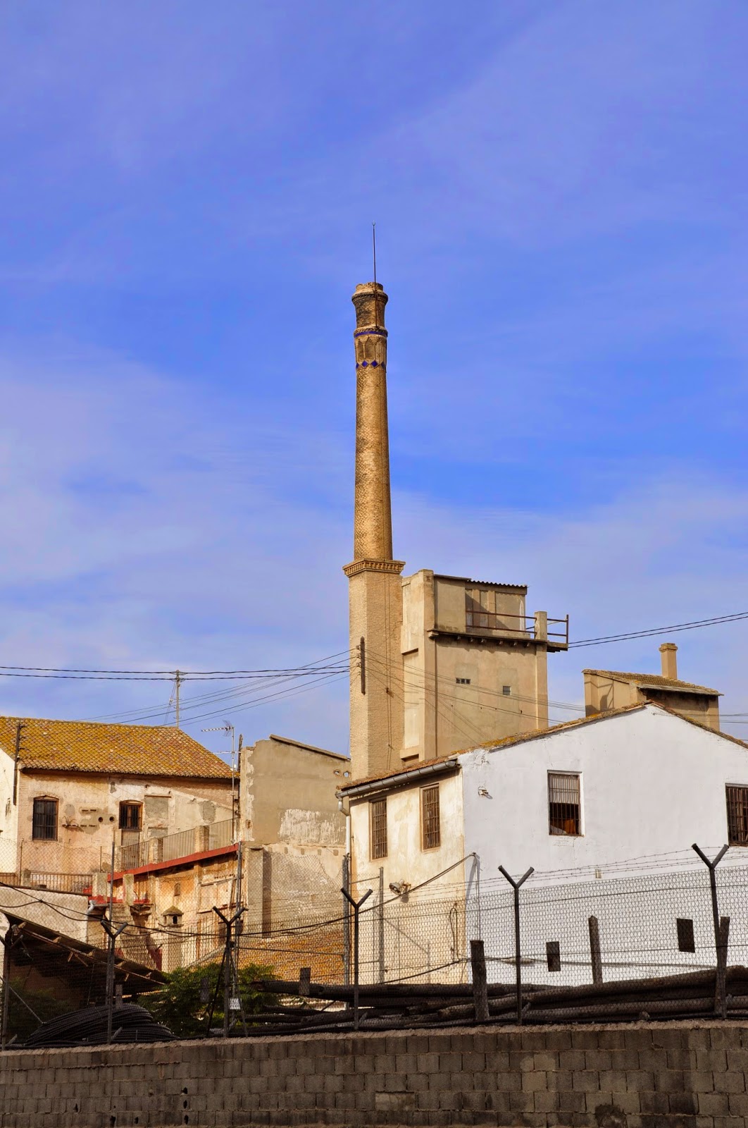 València, arena y cal: Chimeneas industriales de ladrillo.