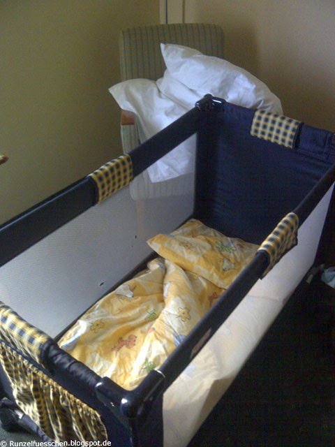 Runzelfuesschen Baby schläft im Hotel Runzelfuesschen Baby schläft im Hotel