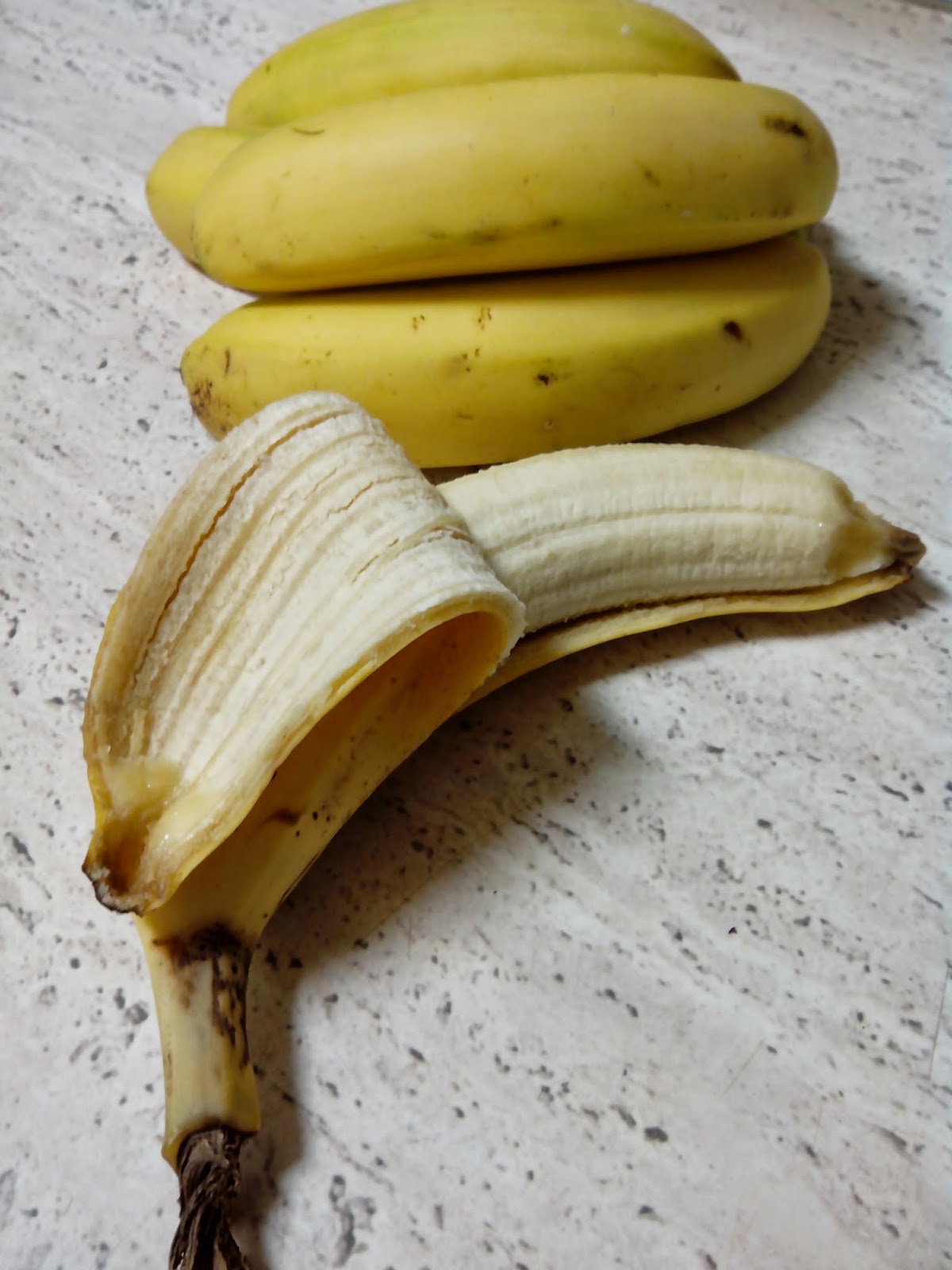 COMPARTENDOS: PELAR UN PLÁTANO. FÁCIL Y RÁPIDO COMPARTENDOS: PELAR UN PLÁTANO. FÁCIL Y RÁPIDO
