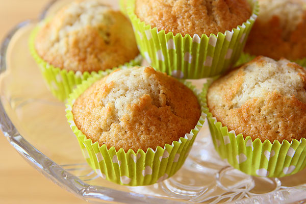 muffins med rabarber och vit choklad