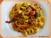 Tagliatelle con prosciutto crudo zucchine e pomodori secchi