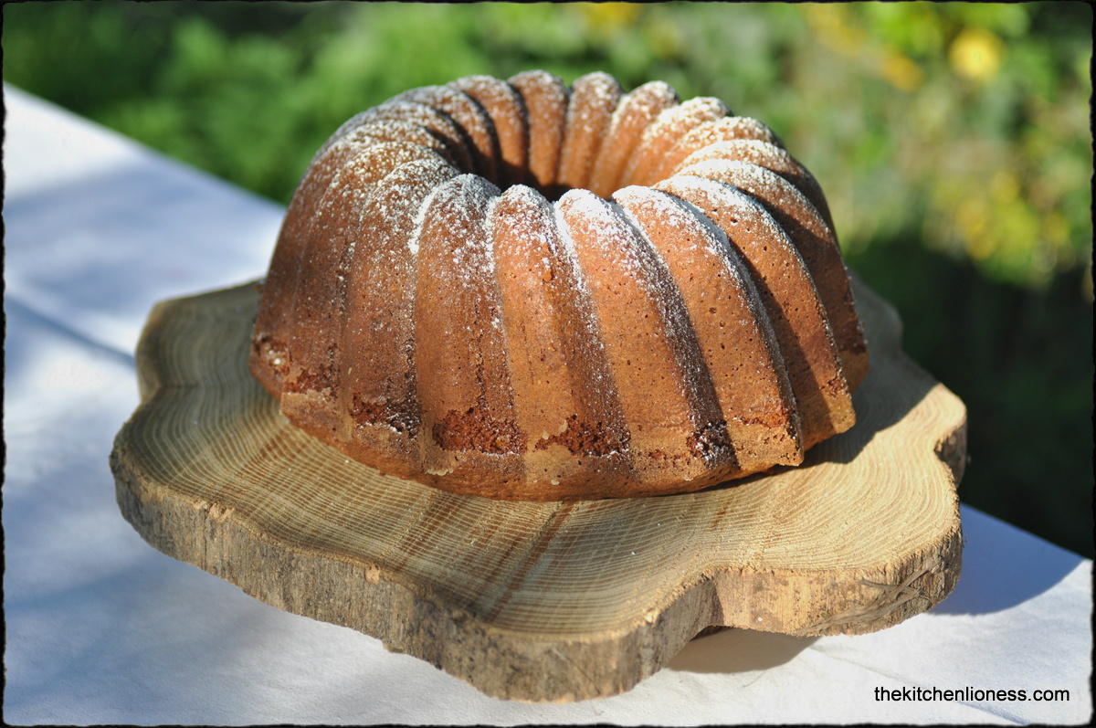Nordic Ware Mini-Gugelhupfform mit 12 Mulden verschiedene Farben