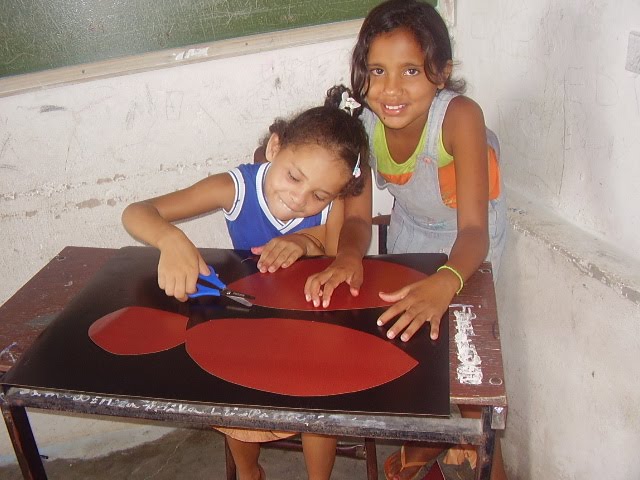 Terminando o jogo da Joaninha, agora vamos colocar as pintinhas de tampa de pet coloridas.