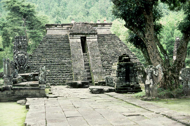 http://4.bp.blogspot.com/-U6LB_-FK2pU/T4wmx5qdaOI/AAAAAAAAAwo/RrwA_Eq8Dlo/s640/Candi+Sukuh.jpg