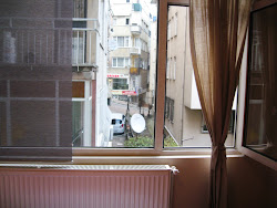 you can watch street from 2.bedroom windows also