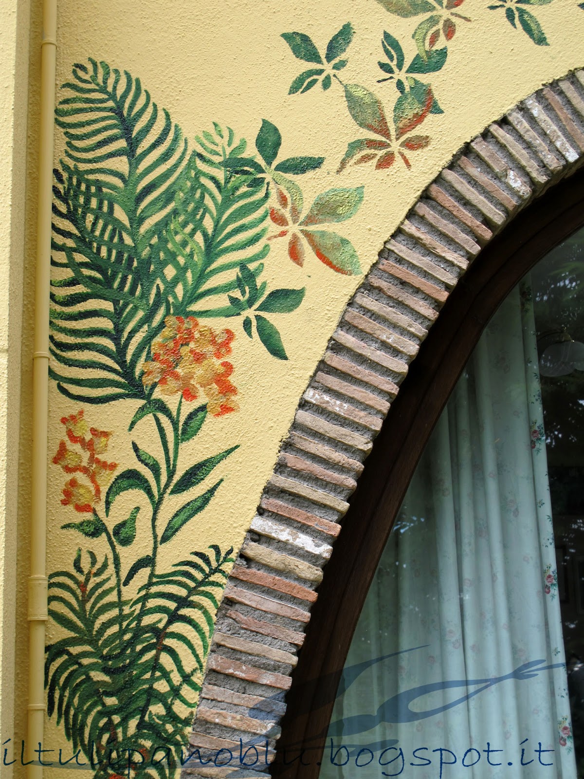 Il tulipano blu: decorazione su muro sopraporta