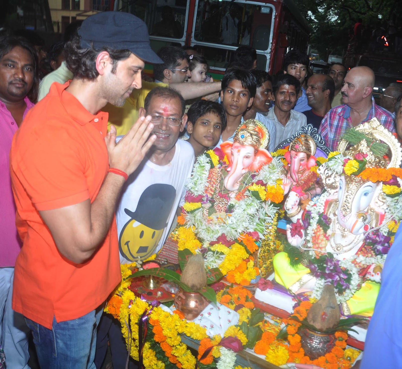 http://4.bp.blogspot.com/-UBfuxhs-nvI/UjBWKIR6_hI/AAAAAAABikw/gmrRZpeLwBE/s1600/Hrithik+Roshan+at+Ganpati+Visarjan+Photo+Gallery+%252815%2529.JPG