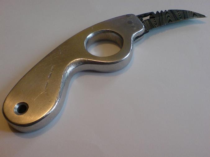 WeaponCollector's Knuckle Duster and Weapon Blog Hand Made Bear Claw Knife