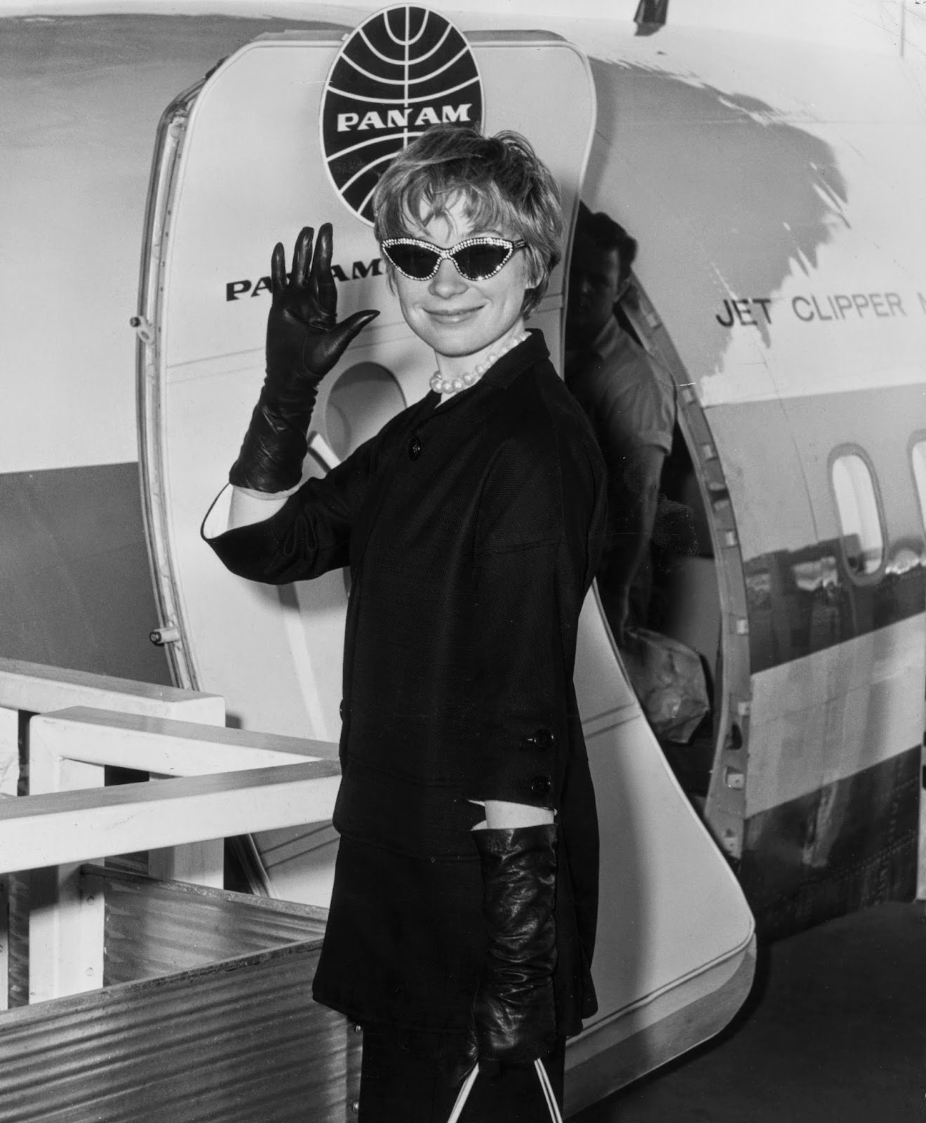 Shirley-Maclaine-1960-traveling-PanAm-to-Italy Shirley-Maclaine-at-Idlewild-airport-1960-Pan-Am