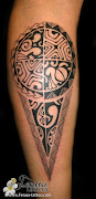 Tatouage polynésien avec tiki sur le mollet. (tattoo polyn sien tribal sur le mollet par tahiti tattoo sanary en france dans le var entre marseille et toulon par pierre martinez)
