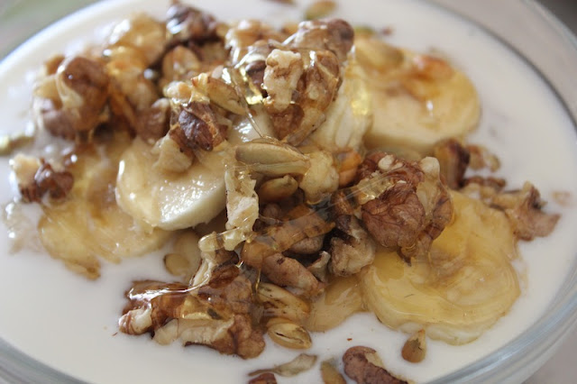 Porridge with banana, walnuts and honey