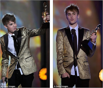 justin bieber and selena gomez billboard awards kissing. Justin Bieber gives his award