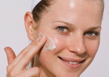 Easy and Natural Ways to Overcome Oily Face Easy and Natural Ways to Overcome Oily Face