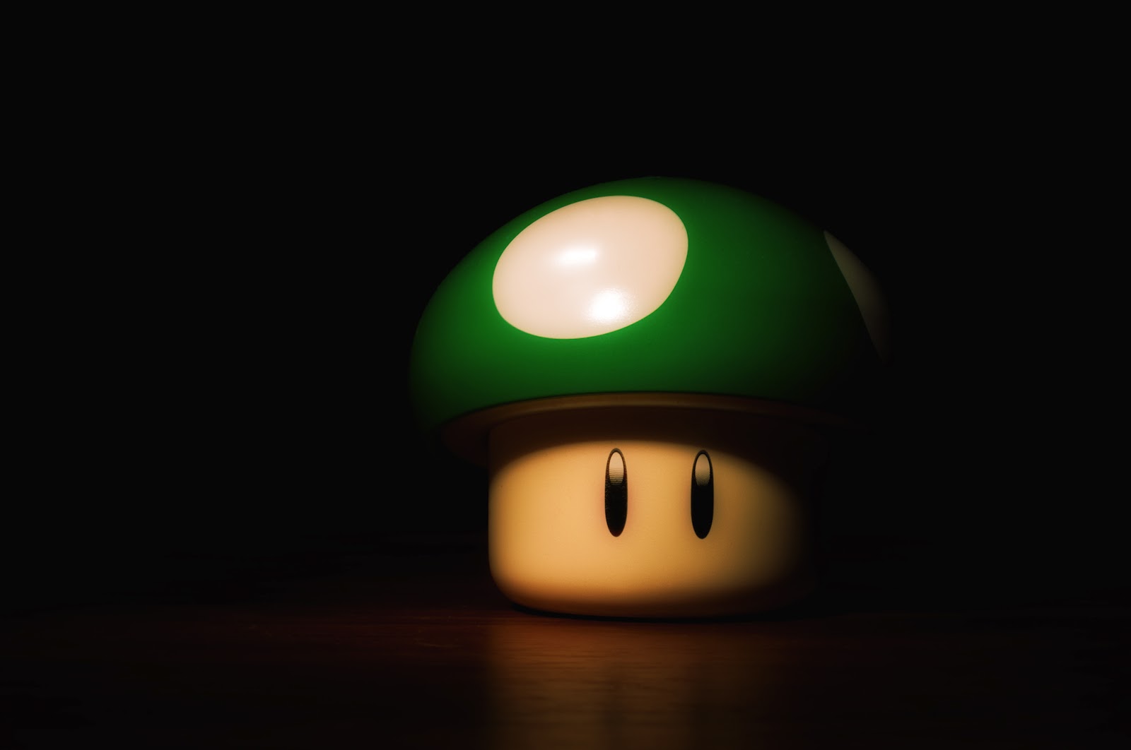 http://4.bp.blogspot.com/-UG2xI-IaQd8/T8p20RlfhwI/AAAAAAAAA4M/JrqKaq9F_p4/s1600/mario%2B1up%2Bmushroom%2Bgreen%2Bblack%2Bwallpaper%2Bbackground.jpg