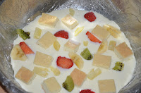 Торт желейный с фруктами: Заливать слои сметанным желе