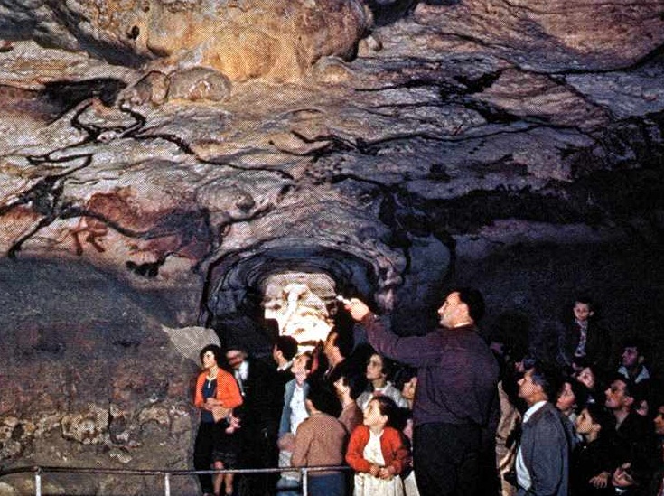 caves of lascaux The lascaux caves contain nearly 2,000 painted and engraved figures there are animals, human figures, and. caves of lascaux The lascaux caves contain nearly 2,000 painted and engraved figures there are animals, human figures, and.