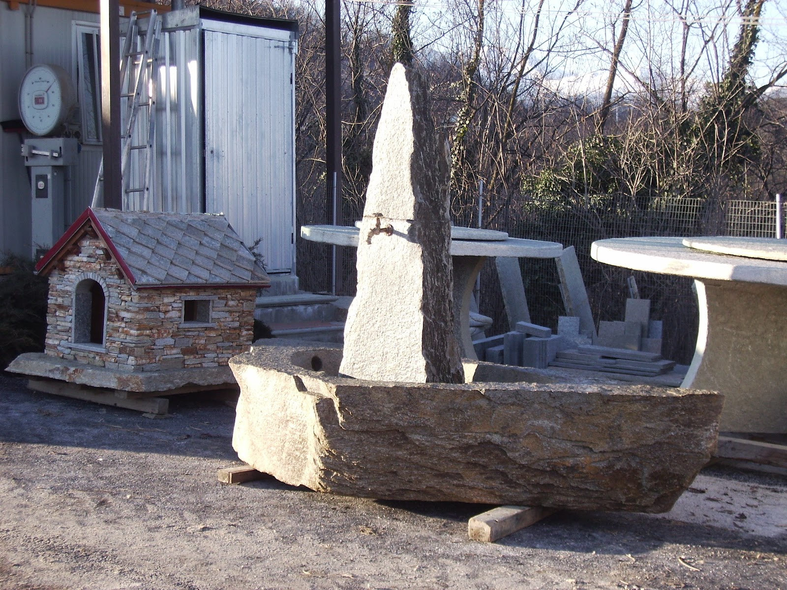 La pietra di luserna: vasche e fontane Vasca fontana