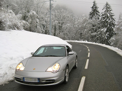 Porsche 911 (996) avec pneus d'hiver Pirelli
