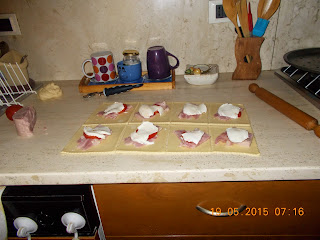 panzerotti  di pasta sfoglia  farciti---- pesce persico alla pizzaiola..anellini  di semola rimacinata conditi con peperone e melanzane